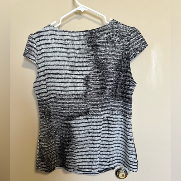 186 Worthington Short Sleeve Blouse - Picture 4 of 4